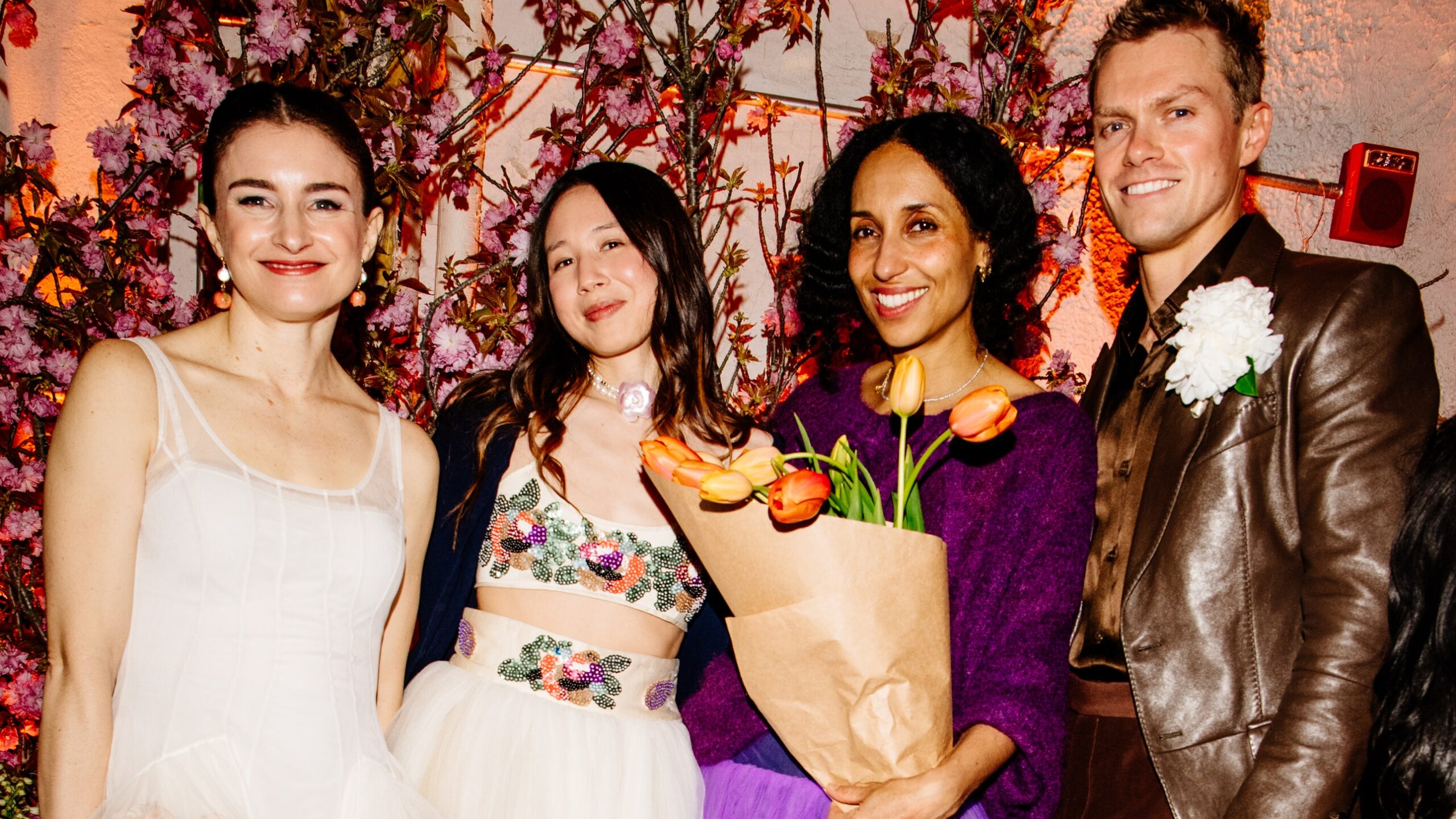 کد لباس پیشگامانه در مهمانی پیش از ملاقات Vogue 2024؟  "گل، برای بهار"